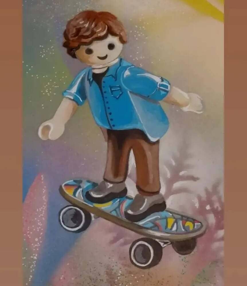 Skate peint par l'artiste Gilles Lavie: détail du playmobil skateur