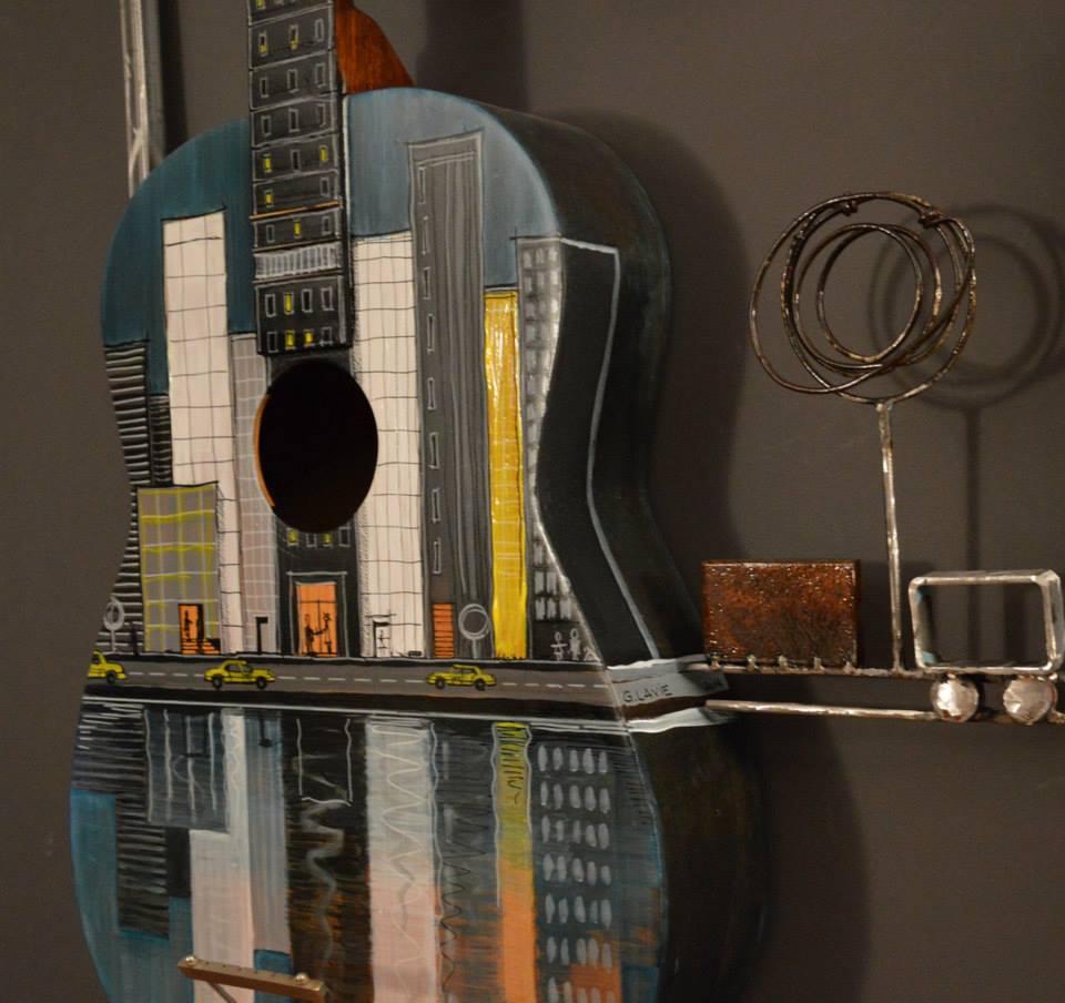 tableau de la collection fusion de Gilles Lavie: guitare peinte avec frise urbaine en métal
