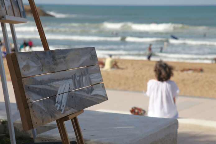 Photo par Biarritz.media de l'exposition Brouillarta avec une palette peinte de Gilles Lavie