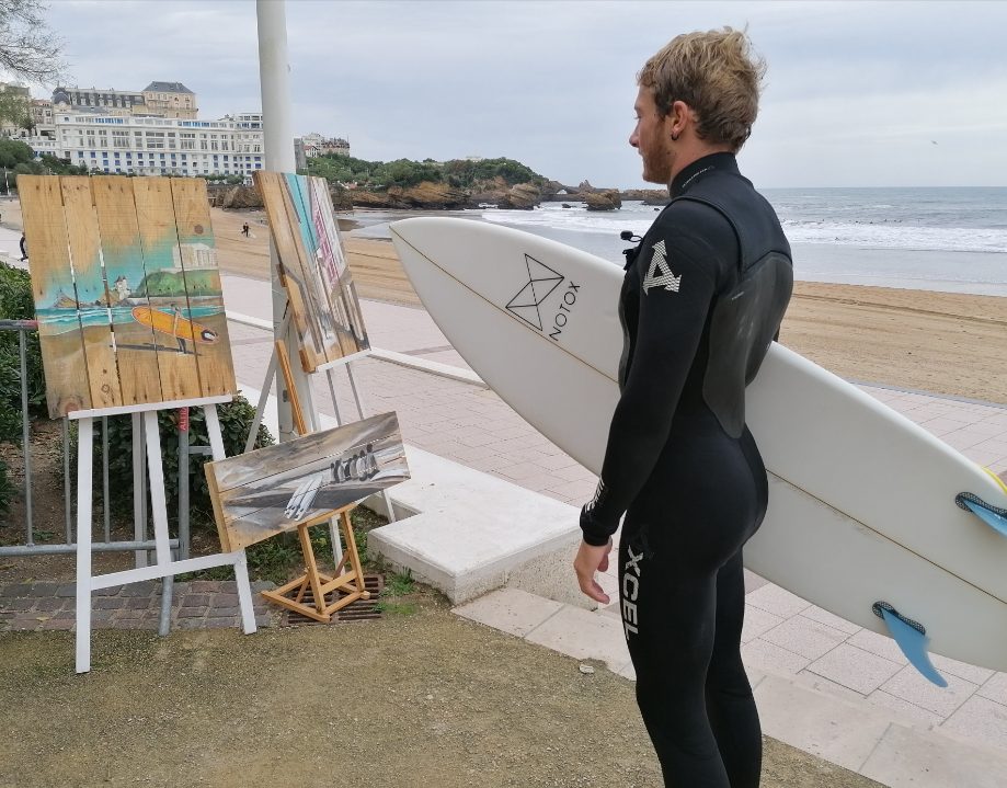 Un surfeur face aux palettes peintes de Gilles Lavie - Brouillarta 2019 - Biarritz