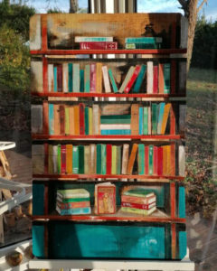bibliothèque de livres colorés par Gilles Lavie artiste peintre du Pays Basque