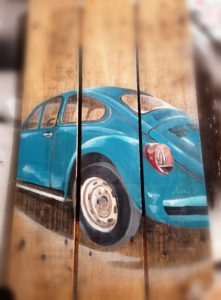 Coccinelle bleue peinte sur palette en bois