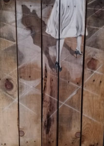 Peinture de jambes d'une passante avec talon