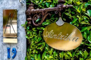 Galerie AK à Arbone: exposition et atelier Gilles Lavie et chambres d'hôtes