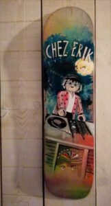 Skate peint par l'artiste Gilles Lavie: playmobil DJ