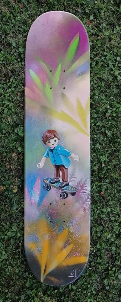 Skate peint par l'artiste Gilles Lavie: playmobil skateur