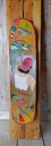 Skate peint par l'artiste Gilles Lavie: street art, jeune de la rue
