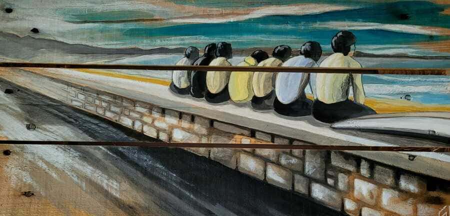 Palette peinte représentant des surfeurs de la Côte des Basques assis sur le muret en regardant la mer